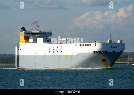 Autostar einen Autotransporter RoRo Schiff unterwegs am Southampton Water England UK Besitz UECC United European Car Carrier Stockfoto