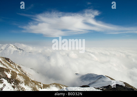 Asien, Iran, Teheran, Toochal Berg im Winter, die Cloud hat die Stadt Teheran abgedeckt Stockfoto