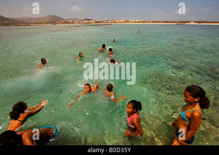 Schwimmen im klaren Wasser am Strand Baia Das Gatas auf Sao Vicente Jugend Insel Kapverden Afrika Stockfoto