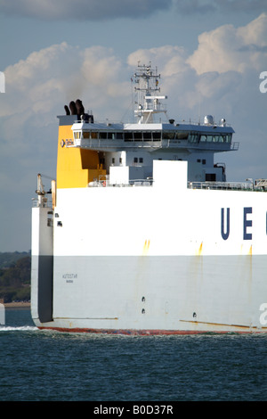 Autostar einen Autotransporter RoRo Schiff unterwegs am Southampton Water England UK Besitz UECC United European Car Carrier Stockfoto