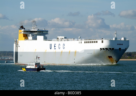 Autostar einen Autotransporter RoRo Schiff unterwegs am Southampton Water England UK Besitz UECC United European Car Carrier Stockfoto