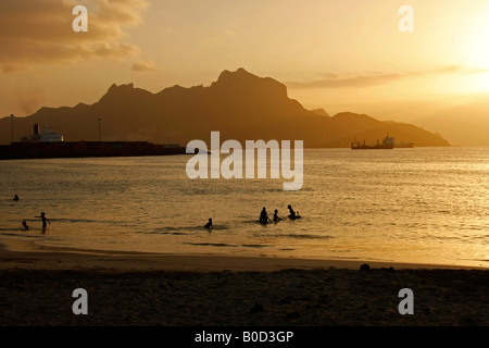 Sonnenuntergang am Stadtstrand Laginha in Mindelo auf Sao Vicente Insel Kapverden Afrika Stockfoto