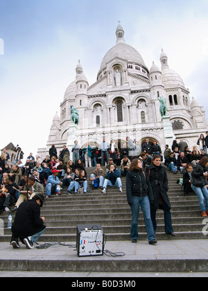 Sacre Coeur heiligen Herzen Kirche Montmartre Paris Frankreich mit vielen Menschen Touristen davor Stockfoto