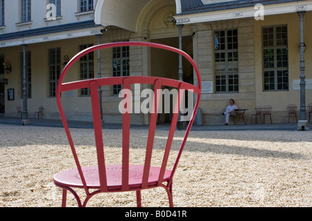 Gartenstuhl im Hof des Irish College in Paris, "Le College des Umschlagtuch". Stockfoto