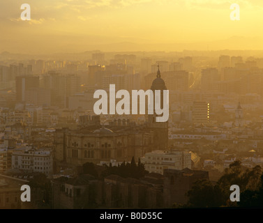 Der Málaga-Blick von einem Hügel Sonnenuntergang Andalusien Spanien Stockfoto