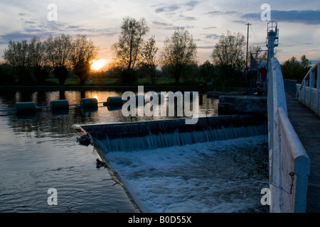 Sonnenuntergang über Köder beißen Schleuse auf dem Fluss Cam in der Nähe von Cambridge Stockfoto