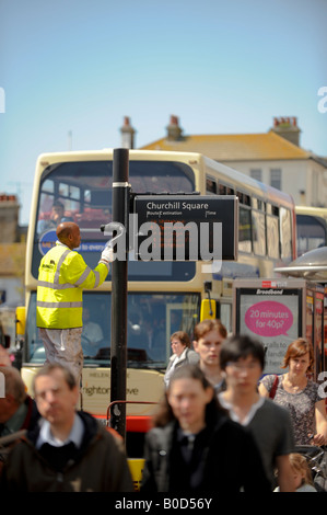 Ein Arbeiter eine Bushaltestelle in Churchill Square, Brighton Malerei. Bild von Jim Holden. Stockfoto