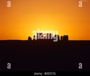 Der Sonnenuntergang über Stonehenge Wiltshire England UK Stockfoto