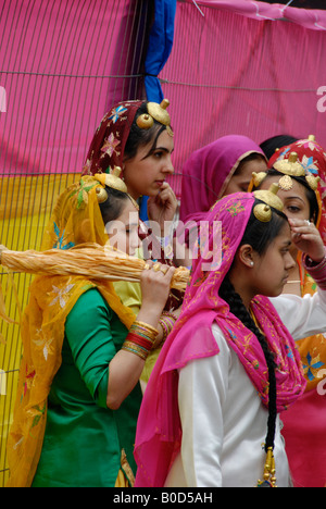 Sikh Tänzerinnen in bunten Trachten, die Vorbereitung zu den Vaisakhi Sikh New Year Festival in London auf der Bühne gehen Stockfoto