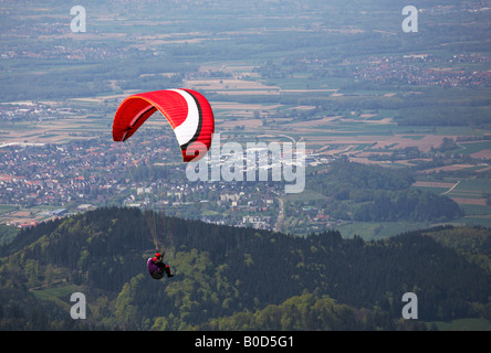 Gleitschirm im Abstieg vom Kandel Berg Schwarzwald Deutschland Stockfoto