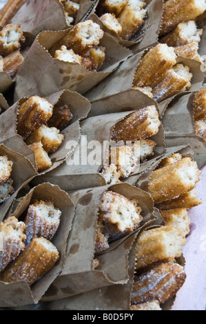 Taschen von CHURROS an einer Straßenecke in Puebla, Mexiko. Probieren ein wenig wie ein knuspriger Teig Nuss-Version. Sehr süß! Stockfoto