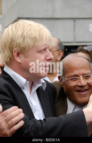 Bürgermeister von London Boris Johnson wird von indischen Männern Vaisakhi Sikh New Year Festival 2008 auf dem Trafalgar Square gratulierte. Stockfoto