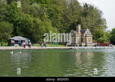 Menschen, die die Themelfen am Swanbourne Lake, Arundel, West Sussex, England, genießen Stockfoto