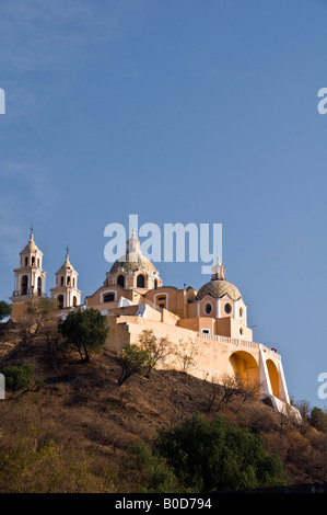 Die Kirche Nuestra Señora de los Remedios, auf der Oberseite des Tlachihualtepetl Pyramide in Cholula, Mexiko. Stockfoto