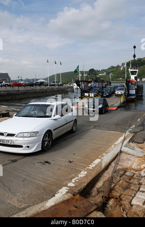 Autos, die Entladung von der höheren Ferry in Dartmouth, Devon, UK Stockfoto