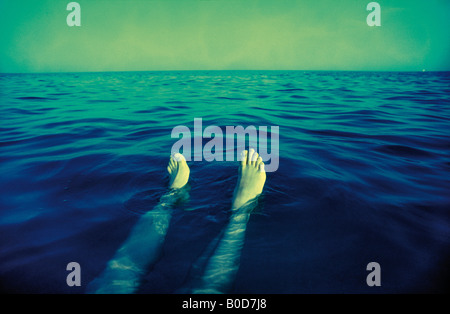 BEINE SCHWIMMEN ENTSPANNT AM MEER Stockfoto
