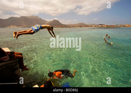 Jugend Sprung in das klare Wasser am Strand Baia Das Gatas auf Sao Vicente Insel Kapverden Afrika Stockfoto