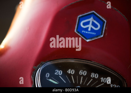 Nahaufnahme eines Piaggio-Logo und Tacho auf eine rote Vespa in Colonia del Sacramento, Uruguay Stockfoto