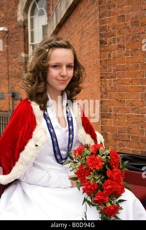 UK Cheshire Knutsford königlich Maifeiertag Prozession 12-jährige kann Königin Ella Clarke Stockfoto