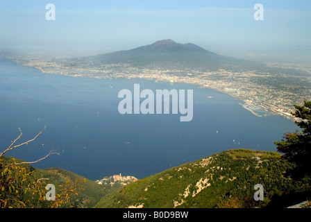 Blick auf die Bucht von Neapel vom Gipfel des Monte Faito in den Milky Bergen, Italien Stockfoto