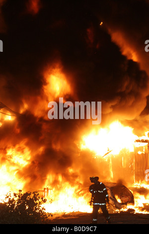 Feuerwehrleute bekämpfen Gebäudefeuer Detroit Michigan USA von David Traiforos/Dembinsky Photo Assoc Stockfoto