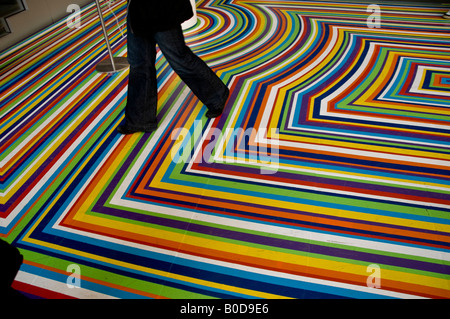 Multi farbige Streifen im Erdgeschoss im Museum of Modern Art in New York Stockfoto