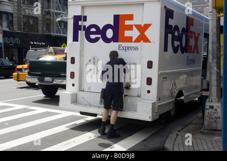 Ein Mitarbeiter von FedEx schließt seinen LKW im Stadtteil Chelsea in Manhattan in New York City Stockfoto