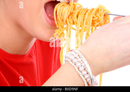 Zwei Freundinnen Teilen und genießen eine große Schüssel mit italienischen Spaghetti Pasta Essen gegen einen weißen Hintergrund isoliert Stockfoto