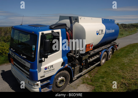 CPL Öl Tankwagen liefern Haushalts-Heizöl in ländlicher Lage Marloes Haverfordwest Wales UK Europe Stockfoto