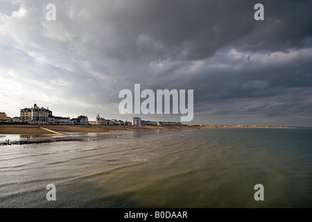 Eastbourne suchen ostwärts von der Pier Stockfoto