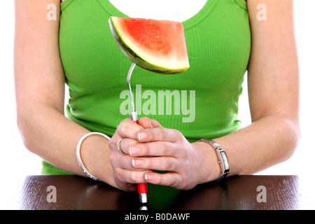 Teenager-Mädchen hält Scheibe Wassermelone Modell veröffentlicht Stockfoto