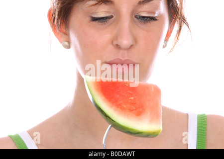 Teenager-Mädchen hält Scheibe Wassermelone Modell veröffentlicht Stockfoto