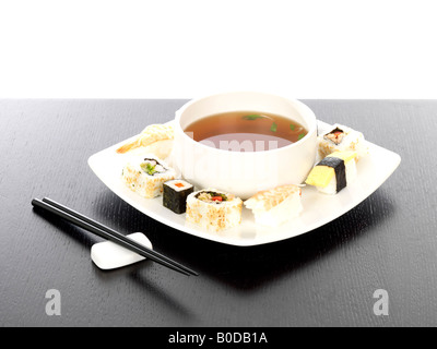 Gemischte Sushi mit Miso-Suppe Stockfoto