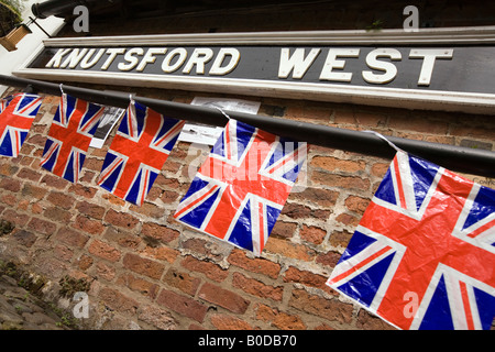 UK Cheshire Knutsford Heritage Centre Union Jack Flag Bunting hängenden unter alten Eisenbahn Station Zeichen Stockfoto