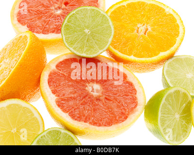 Auswahl an Frische, gesunde Reife saftige Zitrusfrüchte mit rosa Grapefruit Limonen Zitronen und Orangen Isoliert gegen einen weißen Hintergrund keine Personen Stockfoto