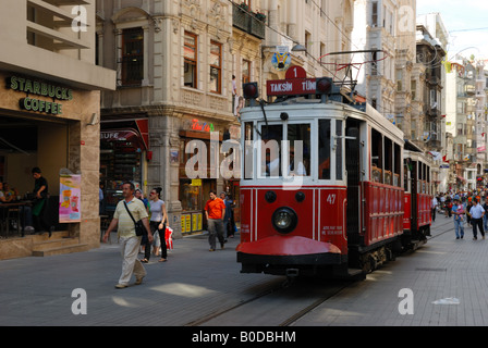 Straßenbahn in Istiklal Caddesi (Unabhängigkeit Street), Istanbul, Türkei Stockfoto