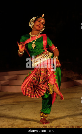 Indische Tänzerin, die Durchführung einer traditionellen Odissi Tanz mit Ursprung in Orissa Zustand Stockfoto