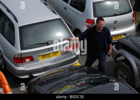 Laden von Autos auf der unteren Ferry, Dartmouth, Devon, UK Stockfoto