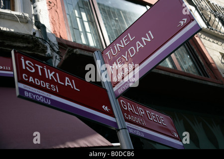 Straßenschilder in Beyoglu, Istanbul, Türkei Stockfoto
