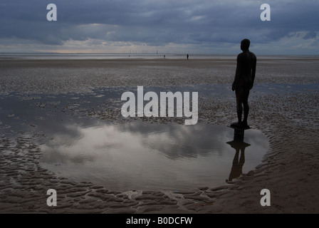 Statue, die Bestandteil von Antony Gormley woanders Ausstellung auf Crosby Strand, Merseyside, England, UK Stockfoto