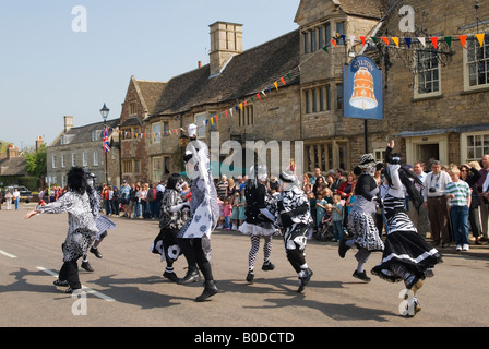 Pig Dykes Molly, morris Dancers. May Fair Stilton Village High Street Closed Bell Inn Schild. Cambridgeshire UK 2000s 2008 UK HOMER SYKES Stockfoto