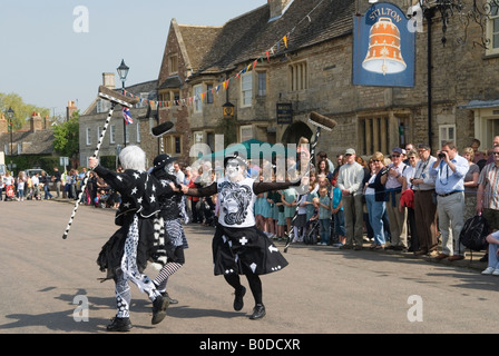 Stilton Village, High Street Closed Pig Dykes Molly, Morris Tänzer spielen einen Besen Tanz Stilton Cambridgeshire UK 2000s 2008 UK HOMER SYKES Stockfoto