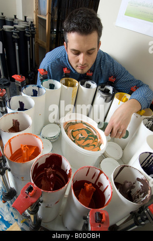 Ein Mann mischen Farben und Mischen von Farben in einer Werkstatt machen maßgeschneiderte natürliche Farbe zu bestellen. Stockfoto