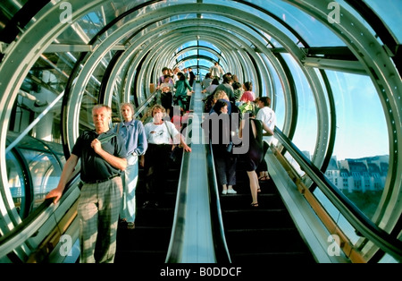 Paris France, Crowd of People Riding glass enclosed, Modern Escalator Inside "George Pompidou Center" Beaubourg, glass architecture people, Stockfoto