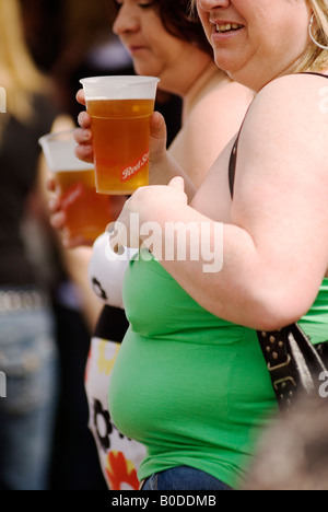 UK trinkt Alkohol. Fettleibige reife zwei fette Frauen trinken Bier Cambridge England 2005 2000er Jahre HOMER SYKES Stockfoto