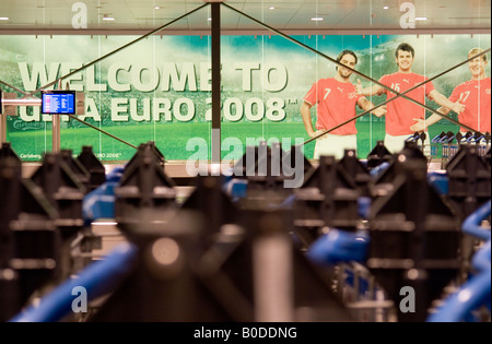 Zürich Flughafen Gepäck behaupten Carlsberg Bier Werbung für die UEFA EURO 2008 Österreich und Schweiz Stockfoto