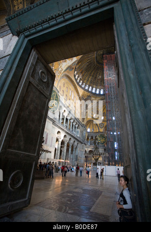 Galant. Der massive Innenraum der Hagia Sophia als flüchtig durch eines der massiven Eingangstüren Stockfoto