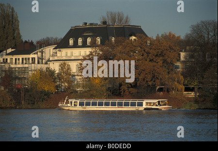 Alsterboat auf See Außenalster und Villen an der Küste Bellevue Straße in Hamburg, Deutschland Stockfoto