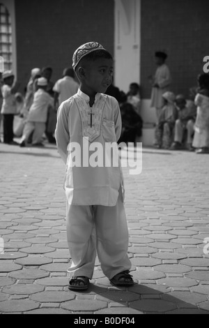 muslimische Jungen außerhalb der Moschee, Koh Samui, posieren und suchen glücklich Stockfoto