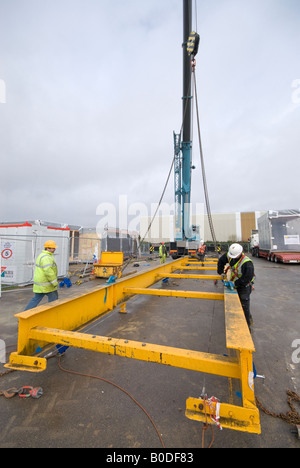 Kran und Rigg für das Heben von Pre fabriziert Gebäude Stockfoto